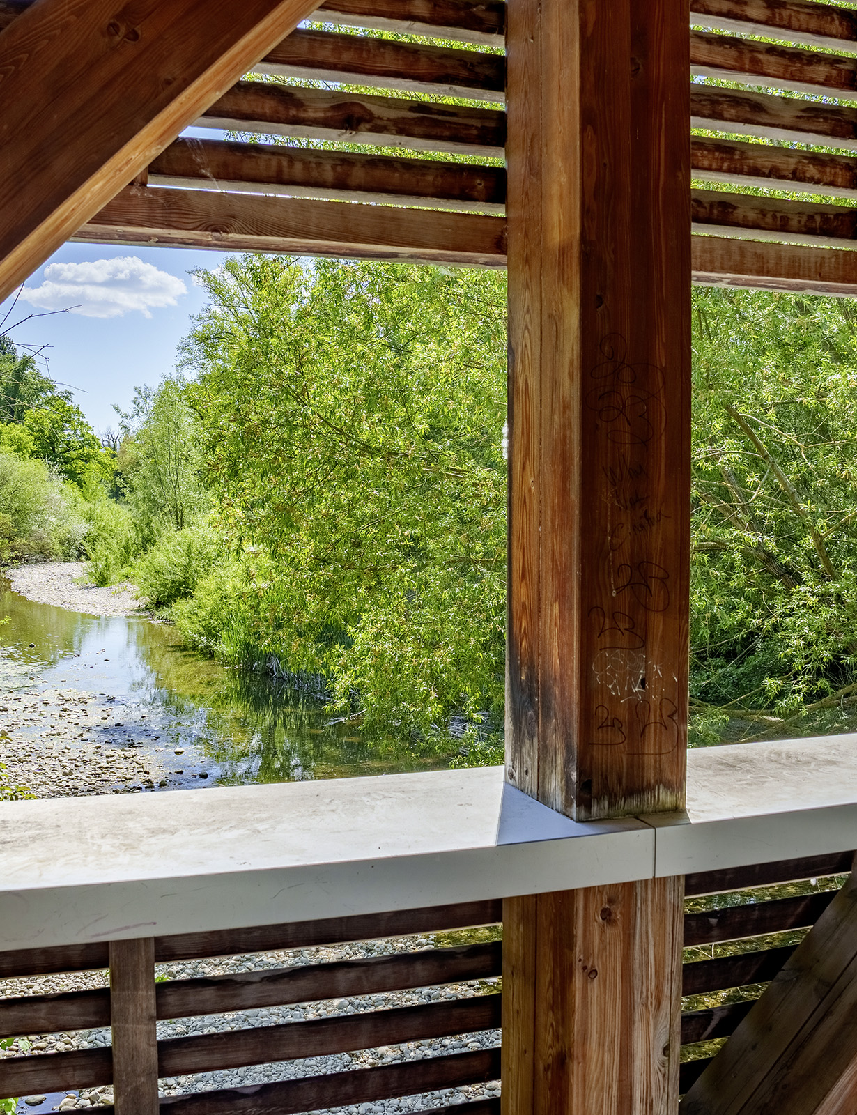 Passerelle-4-lully Rivière l'Aire renaturée et ses promenades, nature à deux pas des Jardins de Lully à Lully